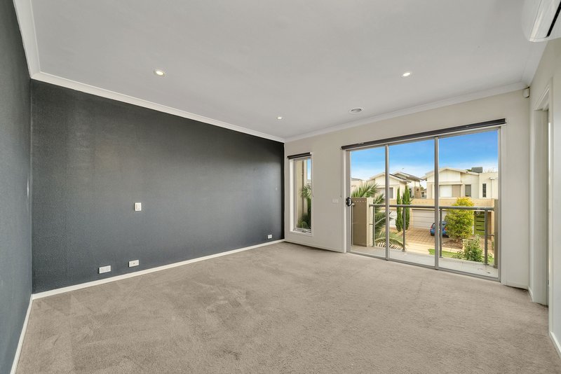 Photo - 22 Broadbeach Circuit, Sanctuary Lakes VIC 3030 - Image 11