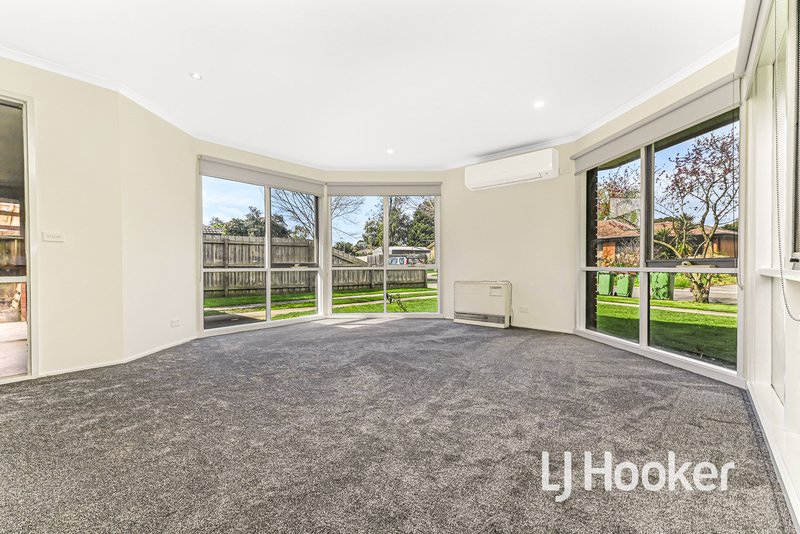 Photo - 22 Broadbent Way, Pakenham VIC 3810 - Image 4