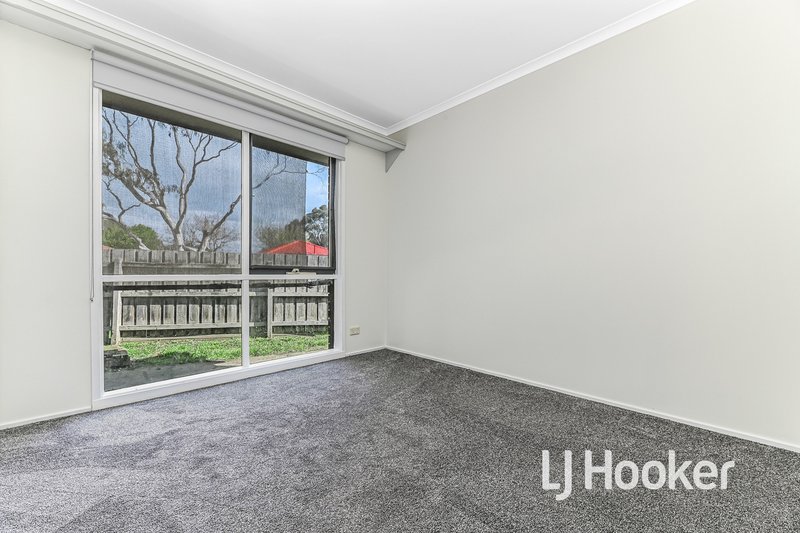 Photo - 22 Broadbent Way, Pakenham VIC 3810 - Image 9