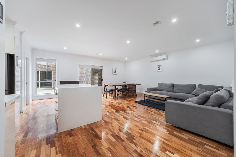 Photo - 22 Brookvale Court, Roxburgh Park VIC 3064 - Image 5