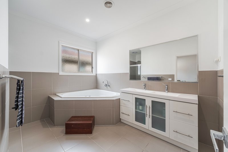 Photo - 22 Brookvale Court, Roxburgh Park VIC 3064 - Image 20