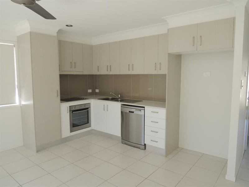 Photo - 2/2 Burleigh Court, Blacks Beach QLD 4740 - Image 2