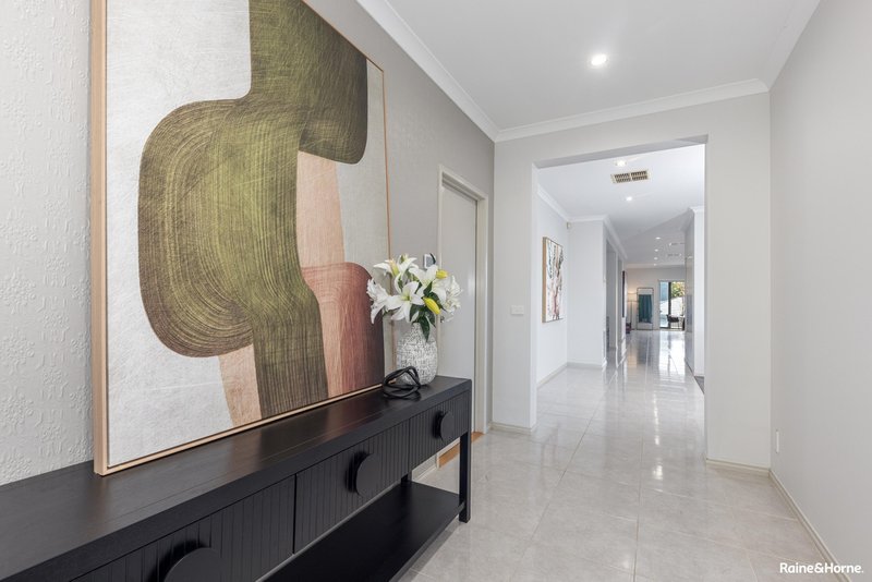 Photo - 22 Cannington Grove, Sunbury VIC 3429 - Image 4