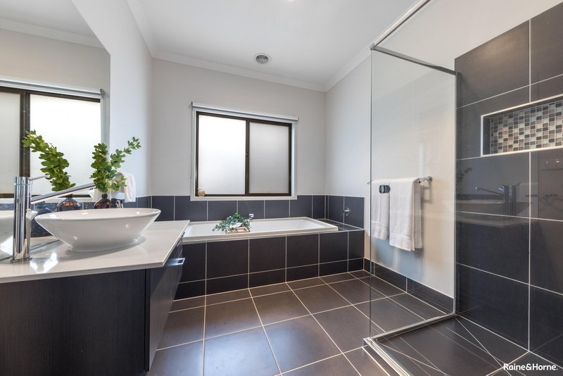 Photo - 22 Cannington Grove, Sunbury VIC 3429 - Image 13