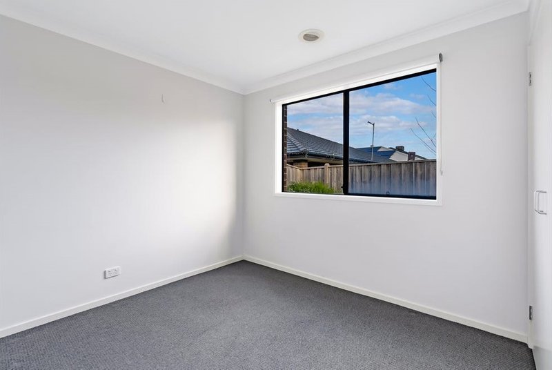 Photo - 22 Carisbrooke Way, Clyde North VIC 3978 - Image 7