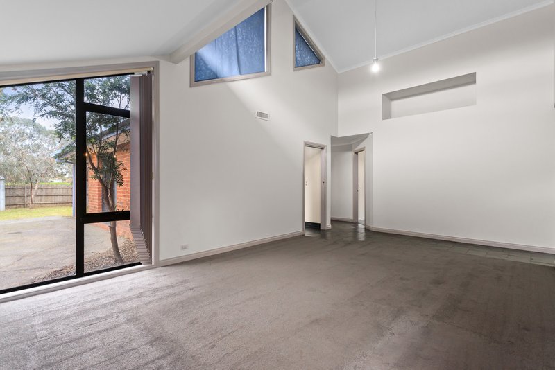 Photo - 22 Carroll Crescent, Mill Park VIC 3082 - Image 3