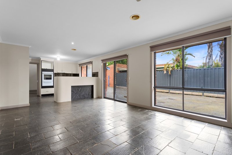 Photo - 22 Carroll Crescent, Mill Park VIC 3082 - Image 5