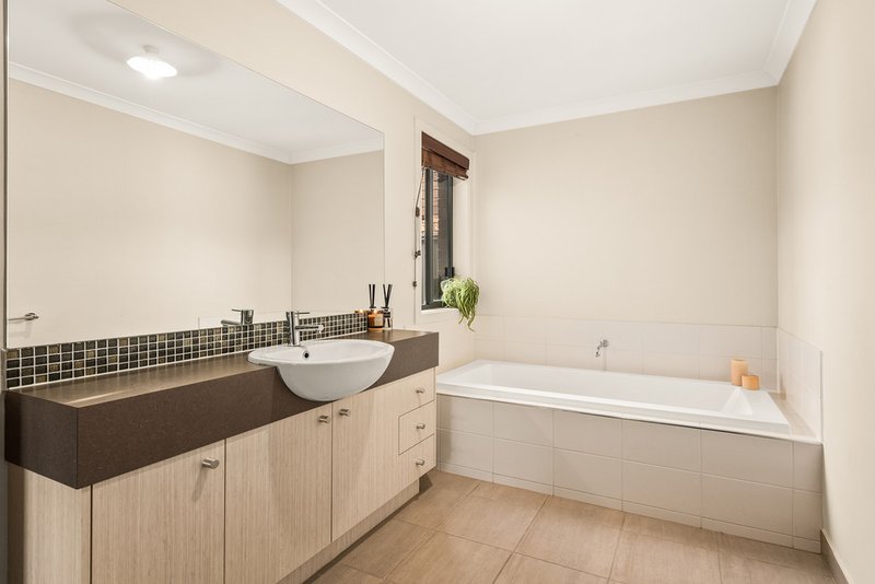 Photo - 22 Celebration Circuit, Pakenham VIC 3810 - Image 6