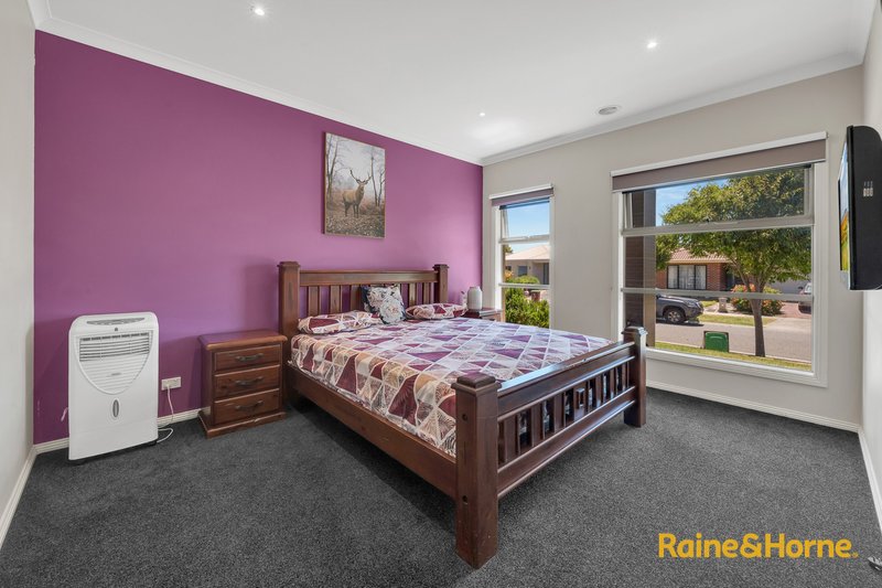 Photo - 22 Challenger Circuit, Cranbourne East VIC 3977 - Image 7