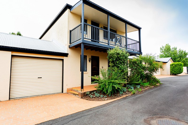 Photo - 2/2 Chilcote Street, Mount Lofty QLD 4350 - Image 1