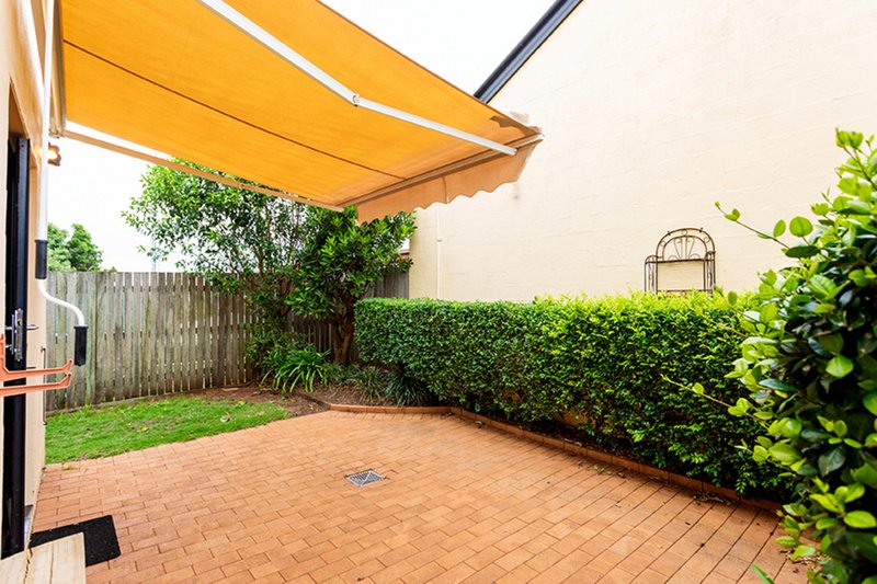 Photo - 2/2 Chilcote Street, Mount Lofty QLD 4350 - Image 2