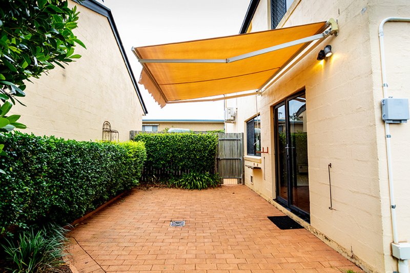 Photo - 2/2 Chilcote Street, Mount Lofty QLD 4350 - Image 5