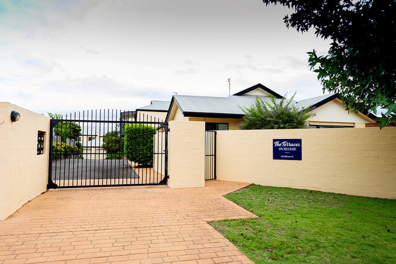 Photo - 2/2 Chilcote Street, Mount Lofty QLD 4350 - Image 6