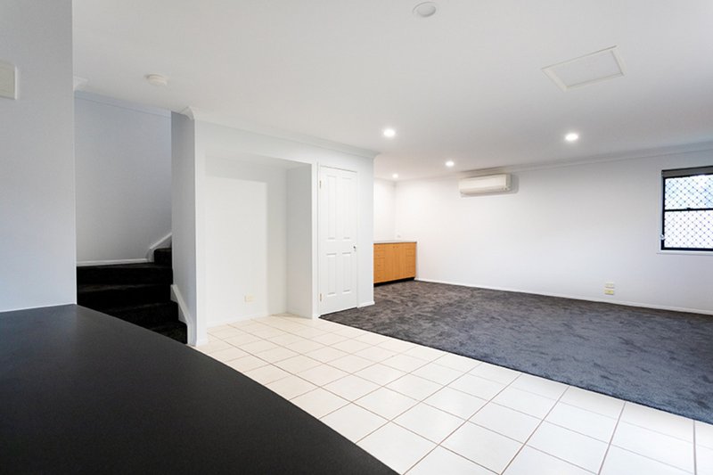 Photo - 2/2 Chilcote Street, Mount Lofty QLD 4350 - Image 13