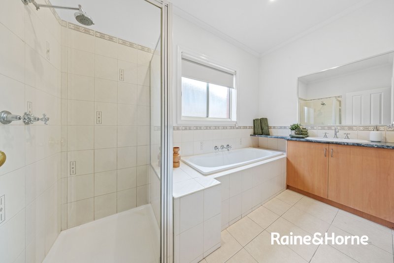 Photo - 22 Cleland Way, Caroline Springs VIC 3023 - Image 10