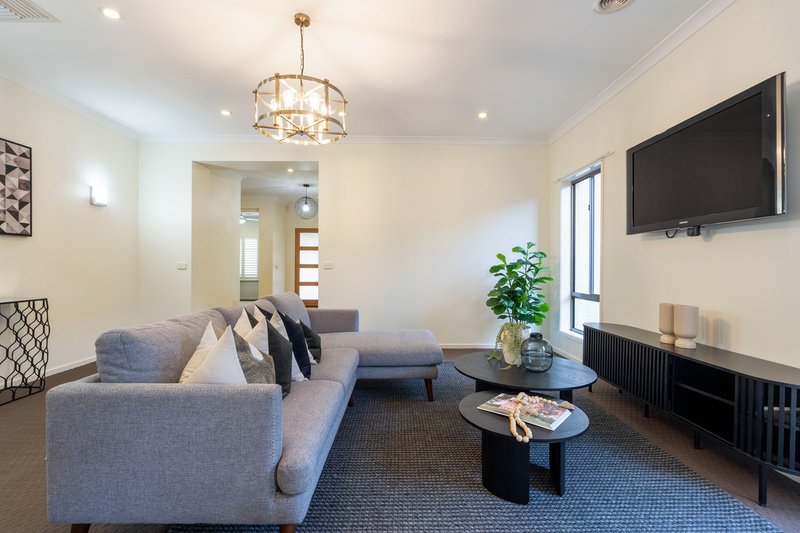 Photo - 22 Clopton Rise, Craigieburn VIC 3064 - Image 6