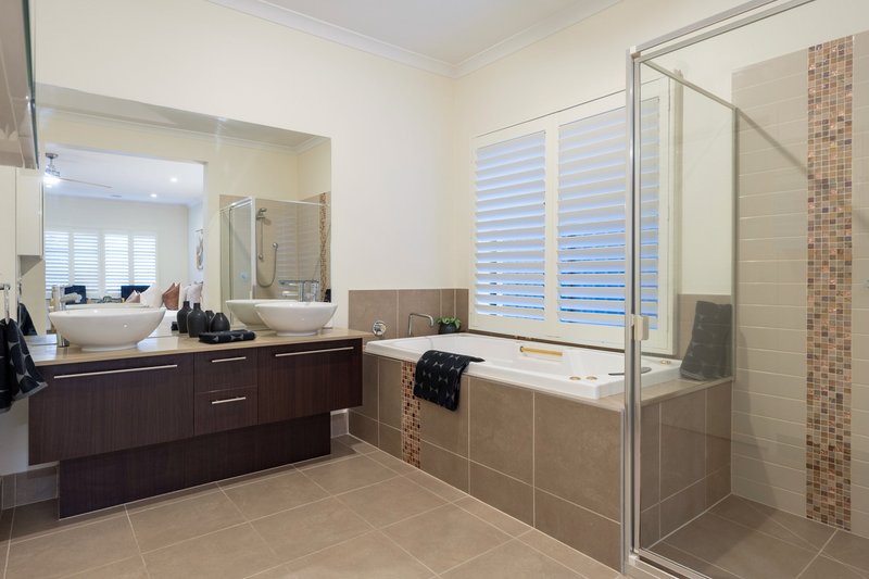 Photo - 22 Clopton Rise, Craigieburn VIC 3064 - Image 8