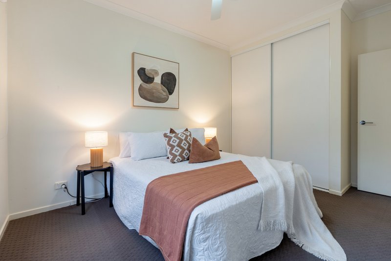 Photo - 22 Clopton Rise, Craigieburn VIC 3064 - Image 9