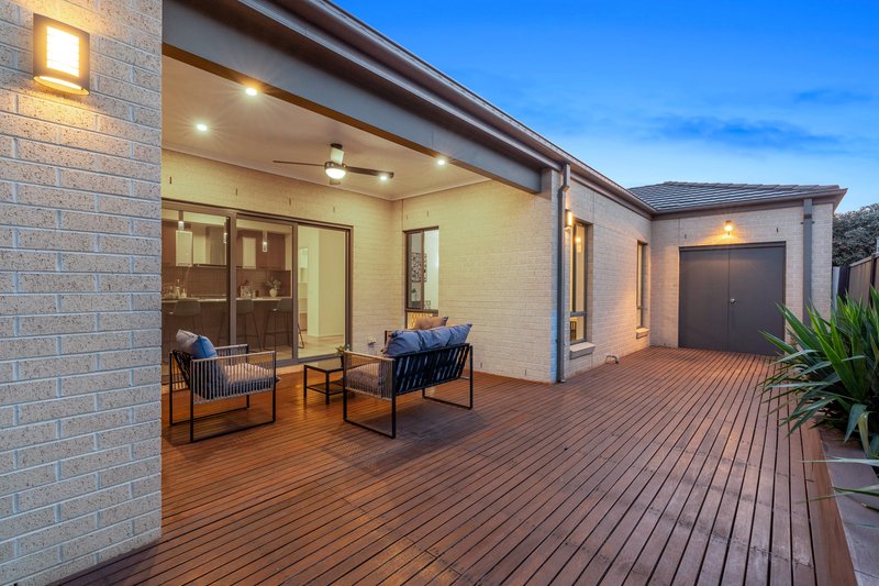 Photo - 22 Clopton Rise, Craigieburn VIC 3064 - Image 13