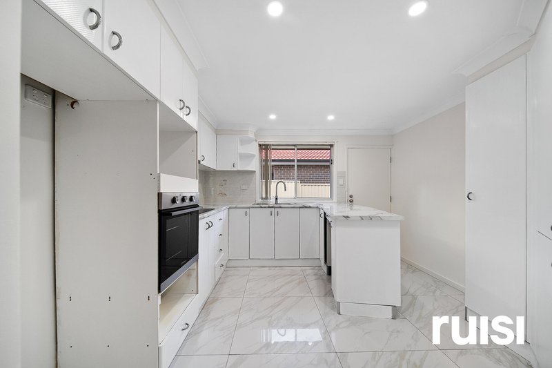 Photo - 22 Comberford Close, Prairiewood NSW 2176 - Image 5