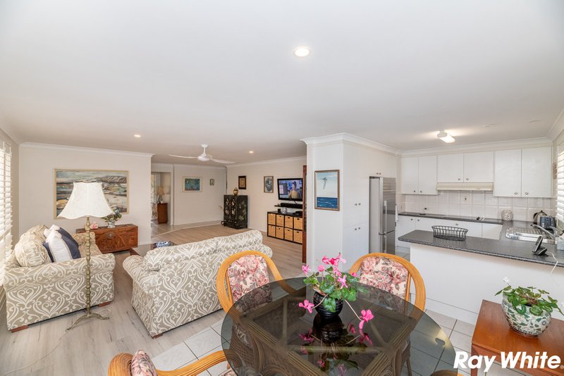 Photo - 2/2 Commodore Place, Tuncurry NSW 2428 - Image 4