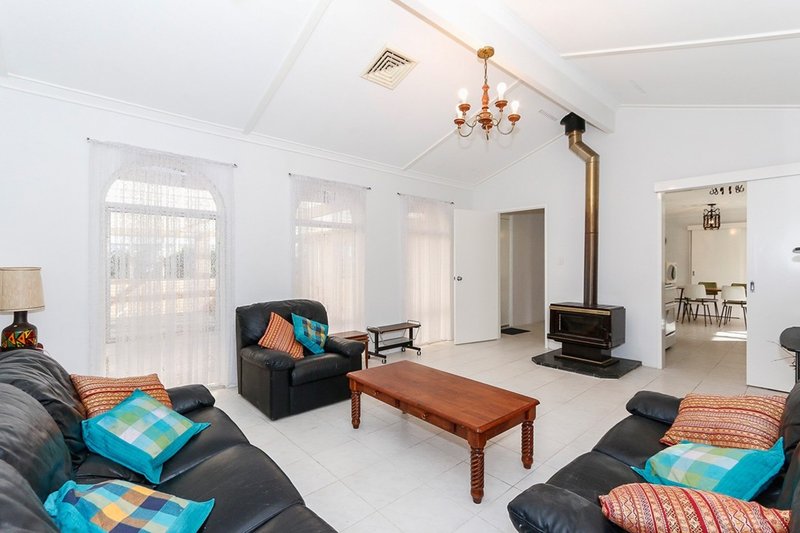 Photo - 22 Compass Circle, Yanchep WA 6035 - Image 6