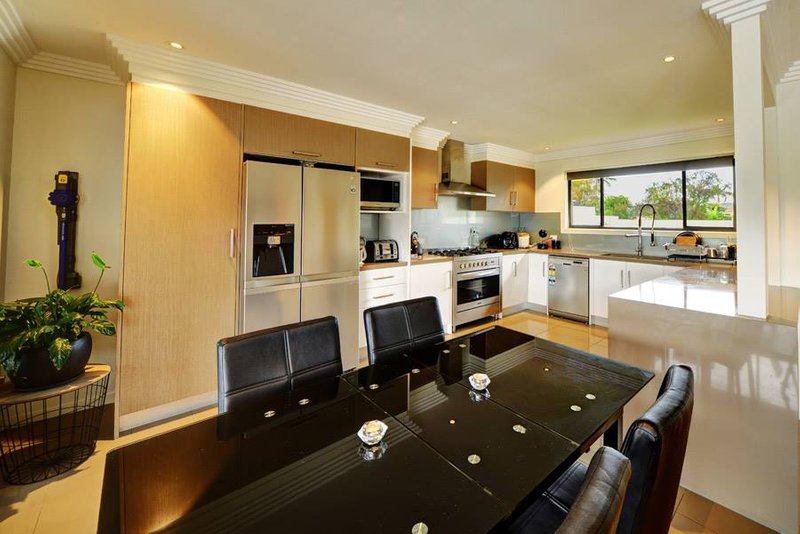 Photo - 22 Coobowie Street, Broadbeach Waters QLD 4218 - Image 9