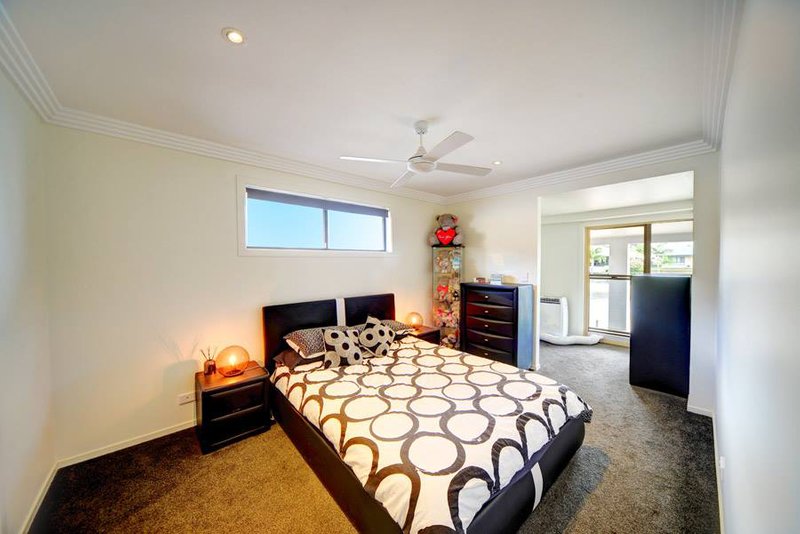 Photo - 22 Coobowie Street, Broadbeach Waters QLD 4218 - Image 10