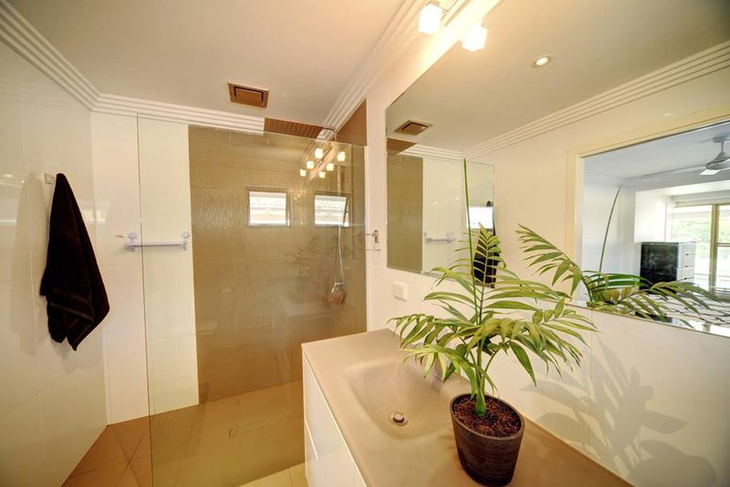 Photo - 22 Coobowie Street, Broadbeach Waters QLD 4218 - Image 12