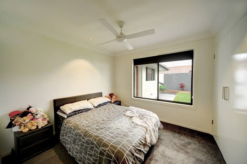 Photo - 22 Coobowie Street, Broadbeach Waters QLD 4218 - Image 14