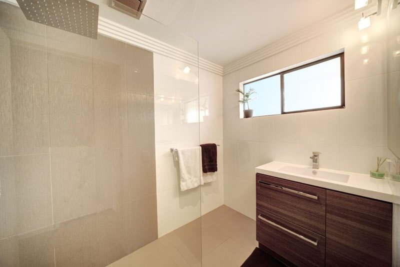 Photo - 22 Coobowie Street, Broadbeach Waters QLD 4218 - Image 16