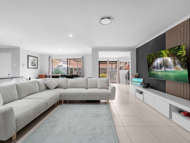 Photo - 22 Coventina Crescent, Springfield Lakes QLD 4300 - Image 12