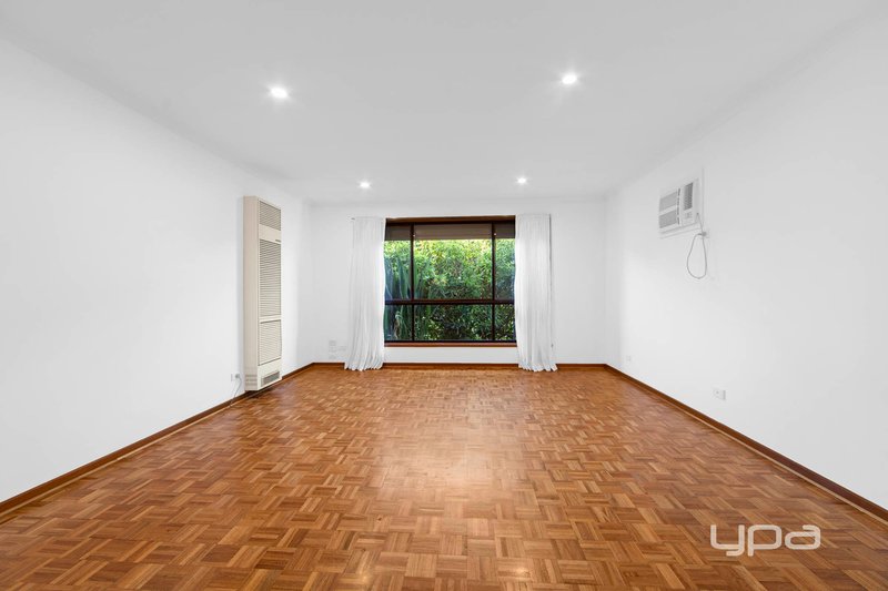 Photo - 2/2 Crown Court, Kings Park VIC 3021 - Image 2