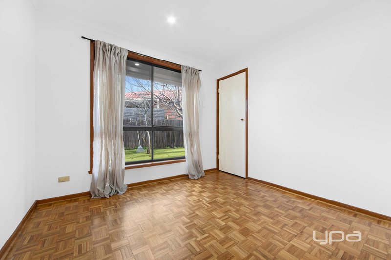 Photo - 2/2 Crown Court, Kings Park VIC 3021 - Image 5