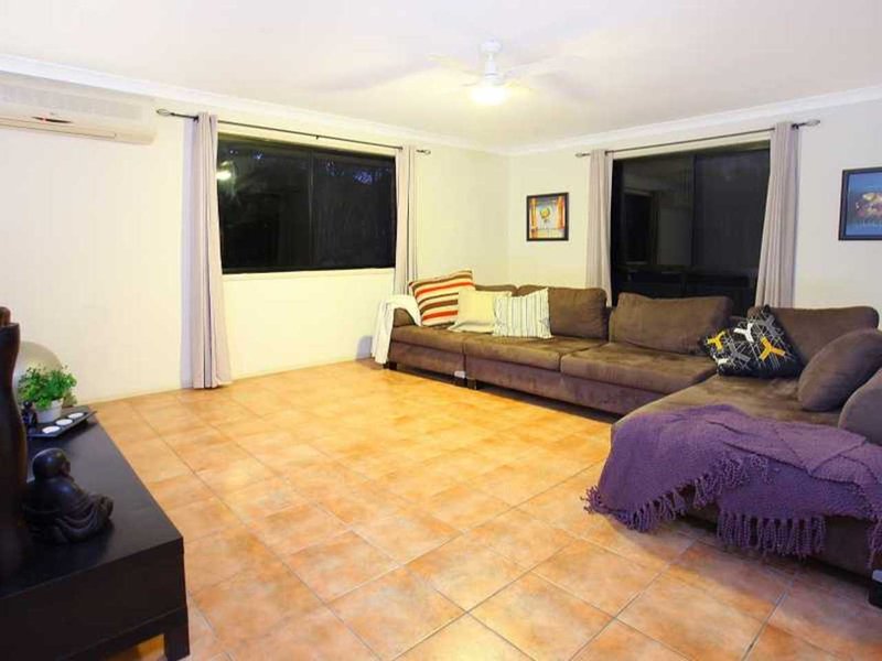 Photo - 22 Easter Crescent, Pacific Pines QLD 4211 - Image 5