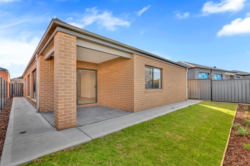 Photo - 22 Erasmus Avenue, Craigieburn VIC 3064 - Image 14