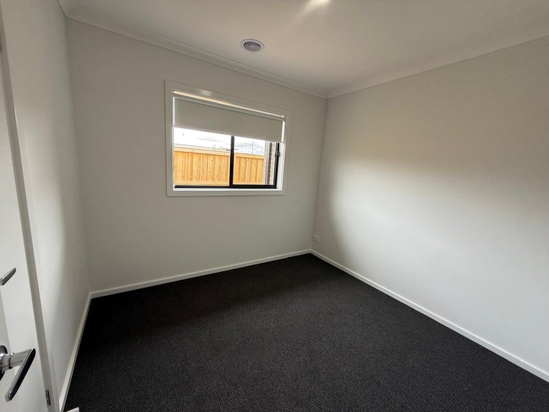 Photo - 22 Everlasting Boulevard, Strathtulloh VIC 3338 - Image 6