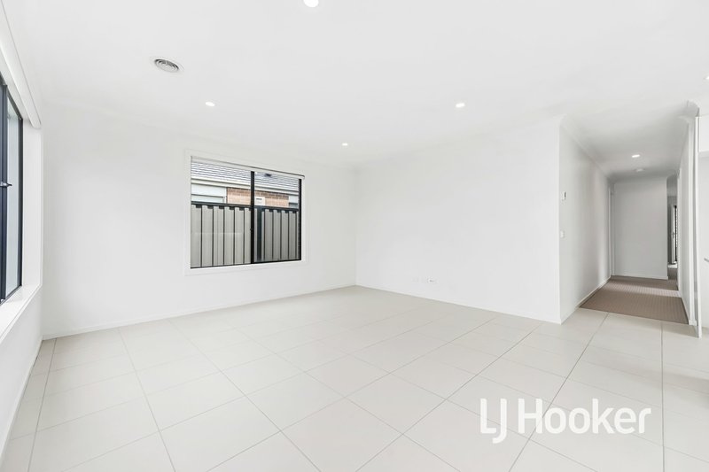 Photo - 22 Expedition Circuit, Pakenham VIC 3810 - Image 8