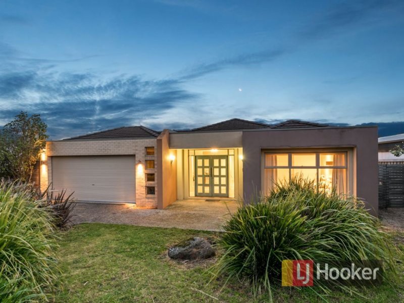 22 Fairways Boulevard, Cranbourne North VIC 3977