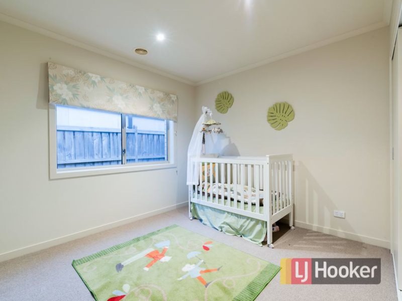 Photo - 22 Fairways Boulevard, Cranbourne North VIC 3977 - Image 10