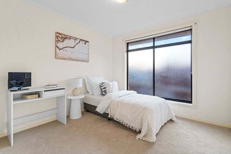 Photo - 22 Featherpark Terrace, South Morang VIC 3752 - Image 9