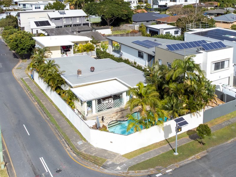 Photo - 22 Ferny Fairway, Burleigh Heads QLD 4220 - Image 2