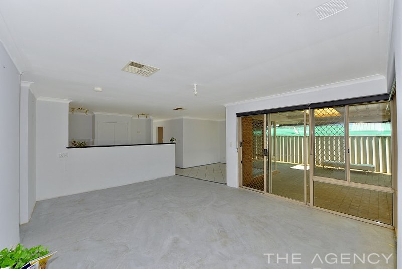 Photo - 22 Floribunda Avenue, Halls Head WA 6210 - Image 1