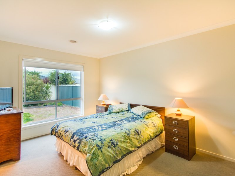 Photo - 22 Garden View Dr , Tarneit VIC 3029 - Image 7