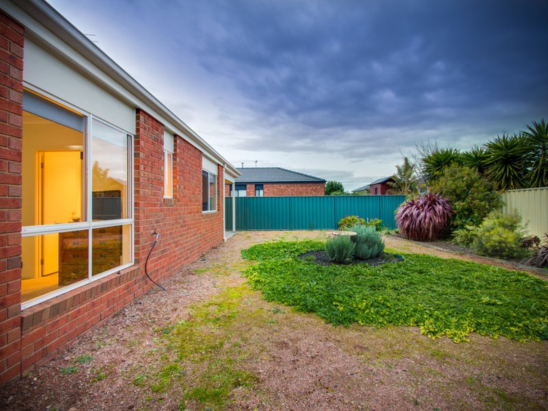 Photo - 22 Garden View Dr , Tarneit VIC 3029 - Image 12