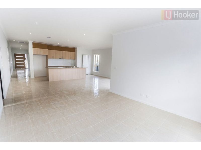 Photo - 22 Gardener Terrace, Craigieburn VIC 3064 - Image 8