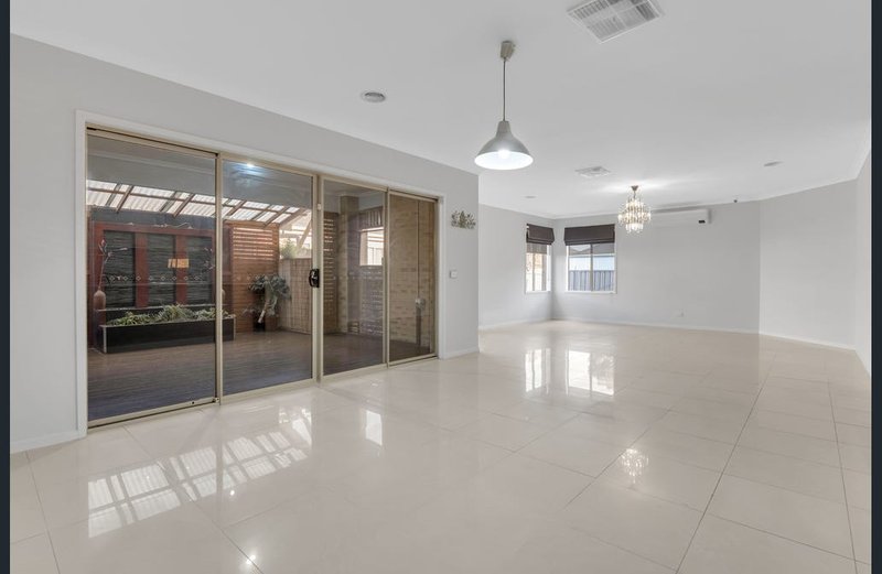 Photo - 22 Gippsland Way, Craigieburn VIC 3064 - Image 4