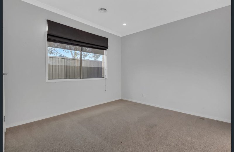 Photo - 22 Gippsland Way, Craigieburn VIC 3064 - Image 6