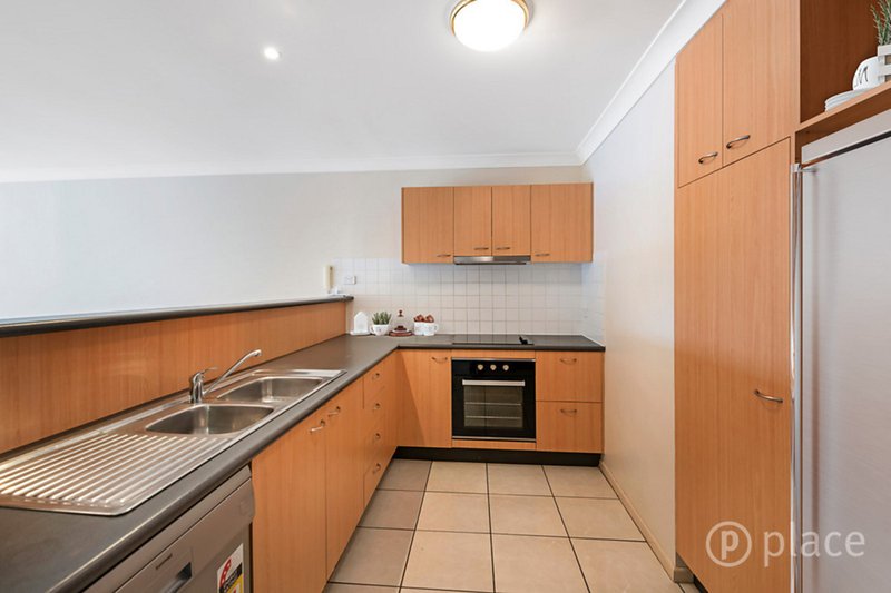 Photo - 2/2 Goring Street, Coorparoo QLD 4151 - Image 4