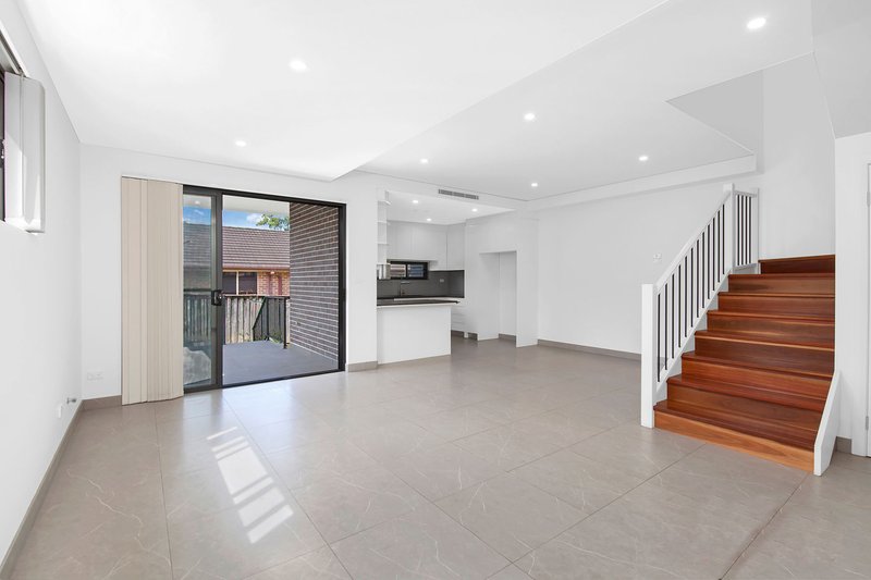 Photo - 2/2 Grand Ave , West Ryde NSW 2114 - Image 3